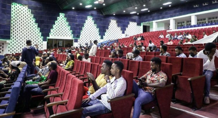 Somalis Enjoy First Public Film Screening in 30 Years