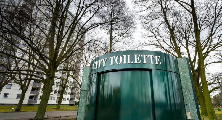 Berlin police capture five men who stole from public toilets.