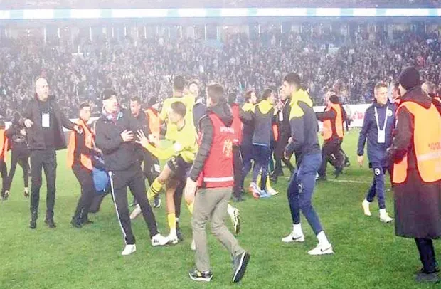 Trabzonspor Fans Attack Fenerbahce Players