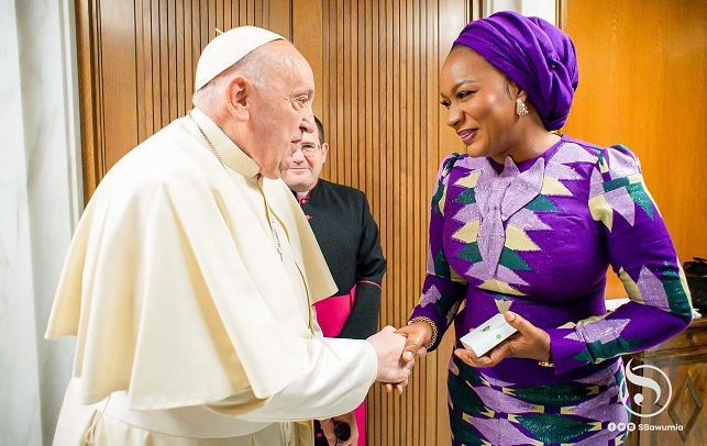 Samira Shakes Hands With The Pope